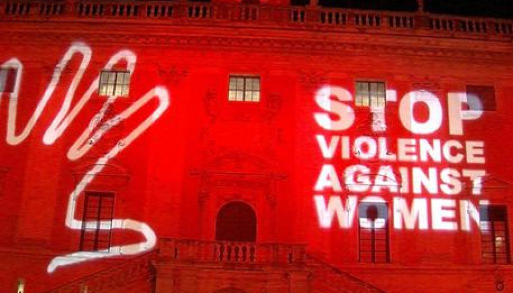 Femminicidio: Campidoglio 'in rosso' contro violenza donne