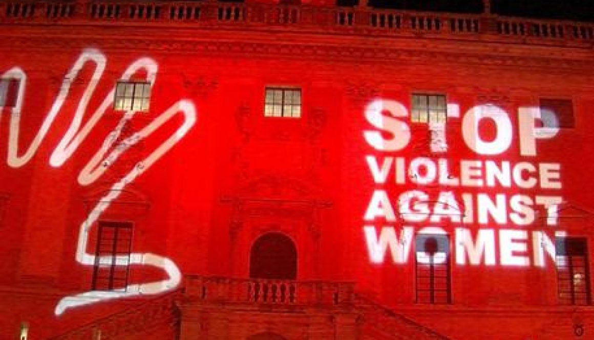 Femminicidio: Campidoglio 'in rosso' contro violenza donne